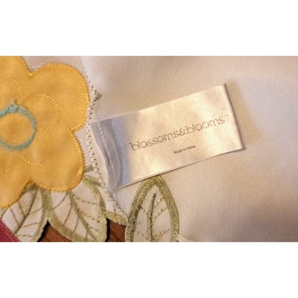 Blossoms & Blooms Tablecloth Applique Flowers Butterfly Cut Out Kohls 82x59 - Picture 7 of 8